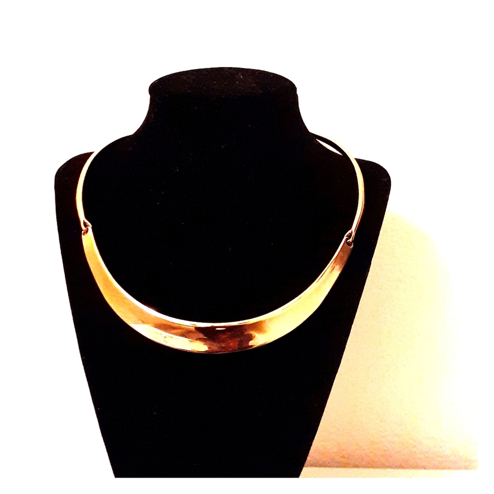 Charming gold choker necklace